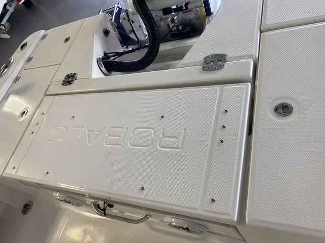 Slide: The Image of Robalo 266 Cayman 2026 - 27