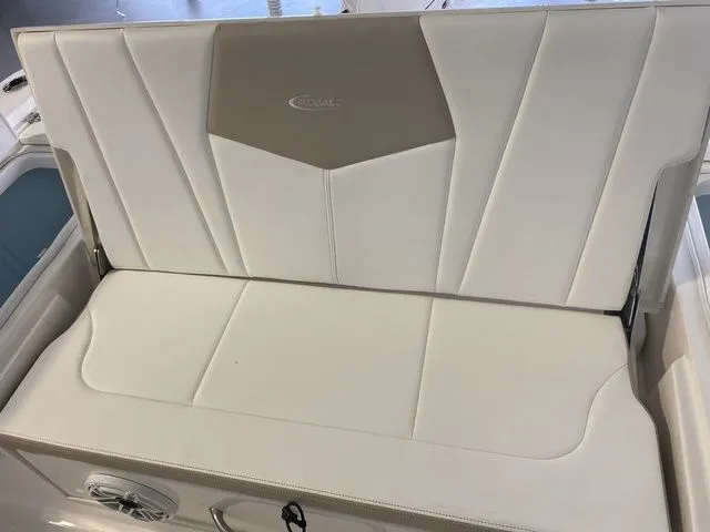 Slide: The Image of Robalo 266 Cayman 2026 - 28