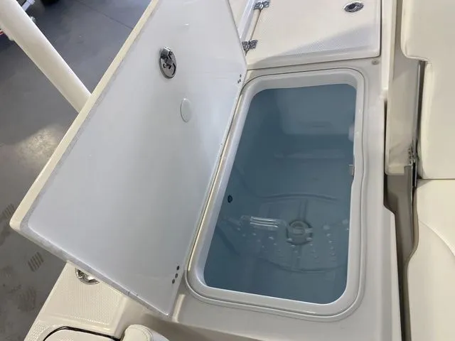 Slide: The Image of Robalo 266 Cayman 2026 - 30