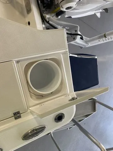 Slide: The Image of Robalo 266 Cayman 2026 - 32