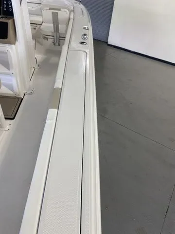 Slide: The Image of Robalo 266 Cayman 2026 - 35