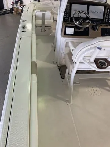 Slide: The Image of Robalo 266 Cayman 2026 - 36