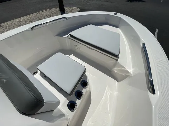 Slide: The Image of Robalo R160 Center Console 2026 - 3