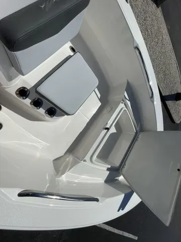 Slide: The Image of Robalo R160 Center Console 2026 - 4