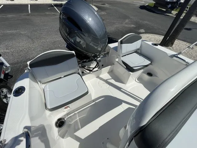 Slide: The Image of Robalo R160 Center Console 2026 - 8