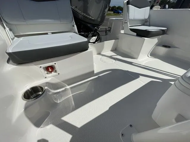 Slide: The Image of Robalo R160 Center Console 2026 - 9