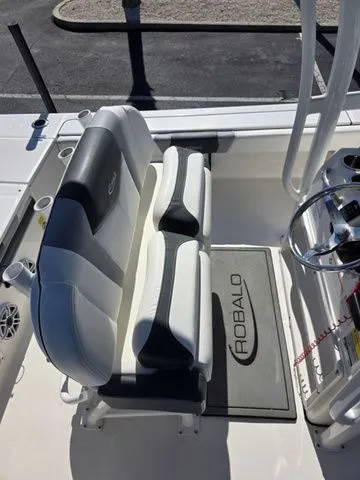Slide: The Image of Robalo 246 Cayman 2023 - 12