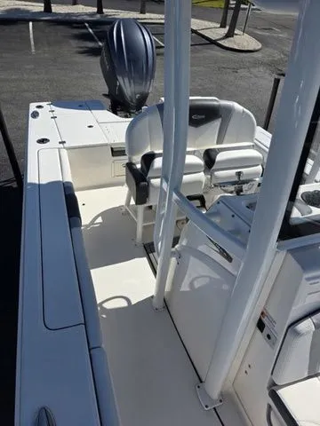 Slide: The Image of Robalo 246 Cayman 2023 - 15