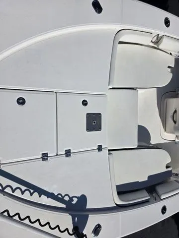 Slide: The Image of Robalo 246 Cayman 2023 - 16