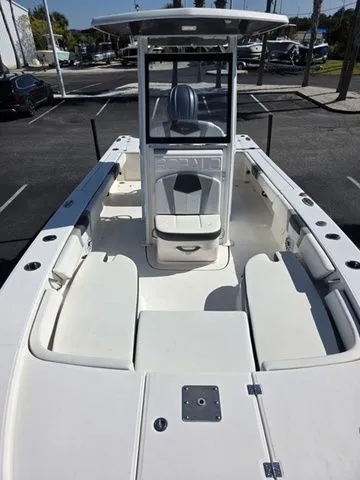 Slide: The Image of Robalo 246 Cayman 2023 - 17