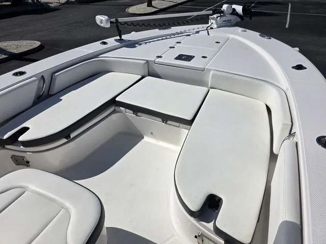 Slide: The Image of Robalo 246 Cayman 2023 - 19