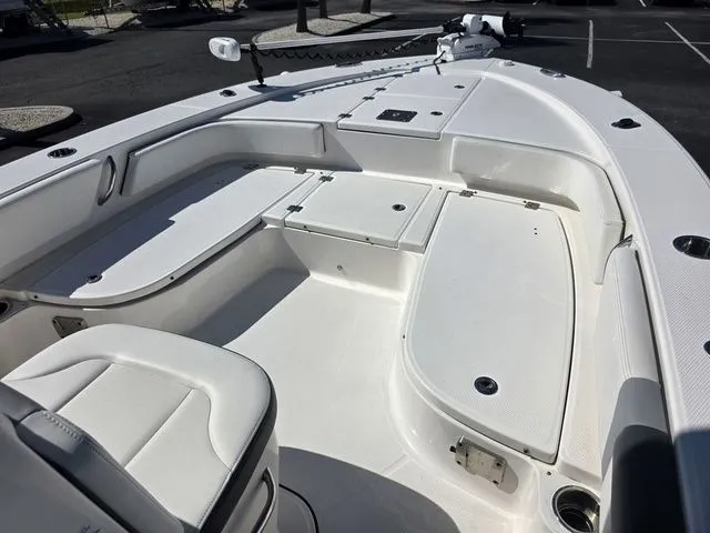 Slide: The Image of Robalo 246 Cayman 2023 - 25