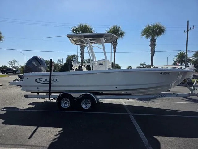 Slide: The Image of Robalo 246 Cayman 2023 - 4