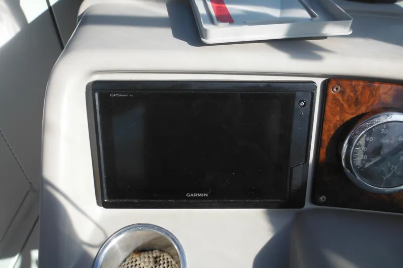 Slide: The Image of Dashboard of 2003 Formula 280 Bowrider with Garmin GPSMAP X5. - 46