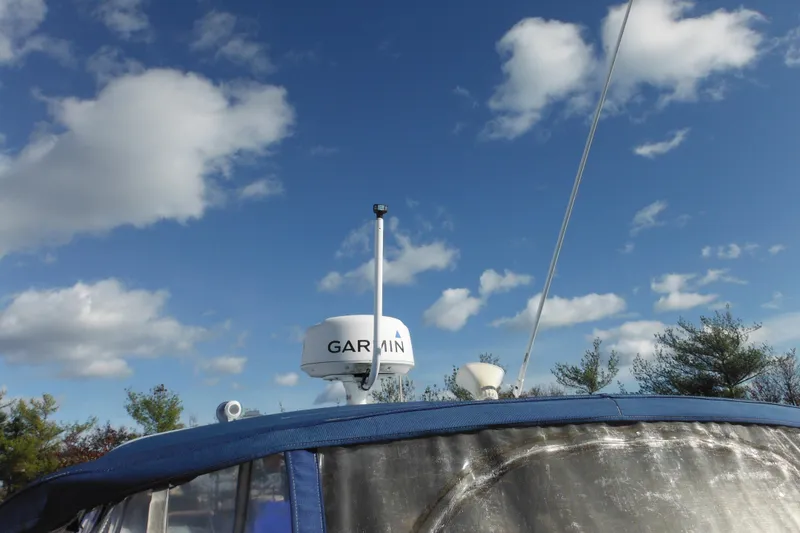 Slide: The Image of 2003 Formula 280 Bowrider with Garmin radar against a blue sky background. - 47