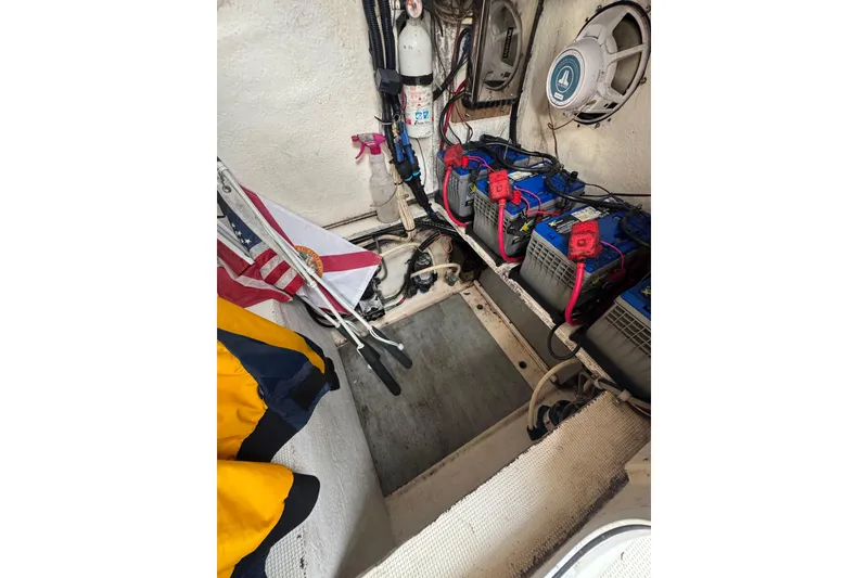 Slide: The Image of Top view of a 2006 Dusky 278 boat deck with coiled blue rope. - 33