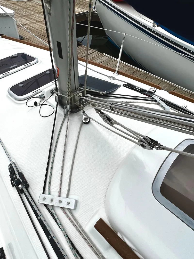 Slide: The Image of Deck of a 2014 Beneteau FIRST 25 S sailboat. - 12