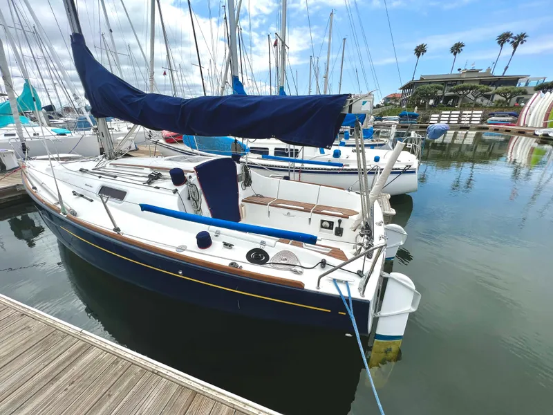 Slide: The Image of 2014 Beneteau FIRST 25 S sailboat docked in marina. - 7