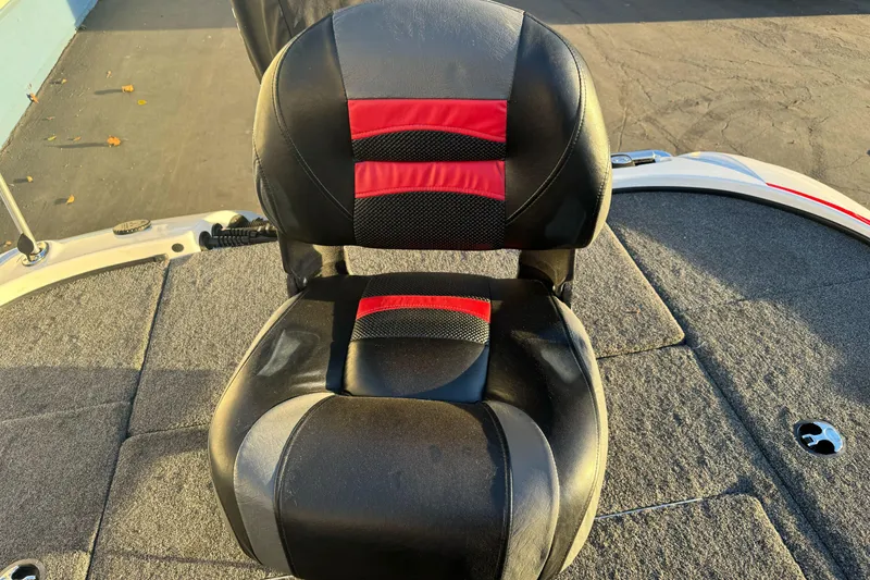 Slide: The Image of Black and red seat on 2011 Nitro Z-9 DC boat deck. - 16
