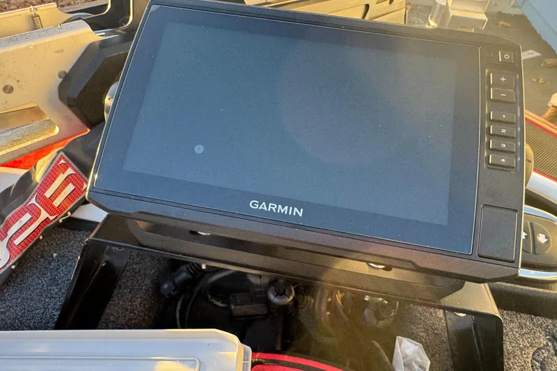 Slide: The Image of Garmin device on 2011 Nitro Z-9 DC boat dashboard, sunlight reflection. - 22