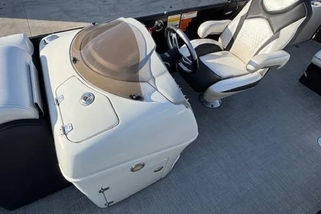 Slide: The Image of 2016 Southbay 523CR Super Sport Tri-Toon boat interior with steering console and captain's chair. - 15