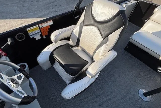 Slide: The Image of Captain's chair in 2016 Southbay 523CR Super Sport Tri-Toon boat, featuring sleek design and comfort. - 21
