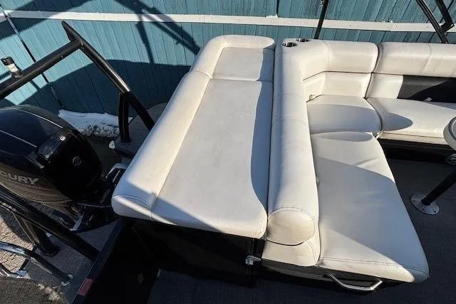 Slide: The Image of 2016 Southbay 523CR Super Sport Tri-Toon boat with white leather seating and Mercury engine. - 28
