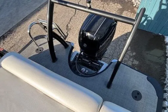 Slide: The Image of 2016 Southbay 523CR Super Sport Tri-Toon boat with outboard motor and seating area. - 31