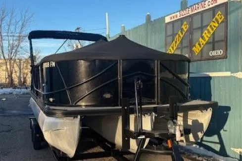 Slide: The Image of 2016 Southbay 523CR Super Sport Tri-Toon boat on trailer at Sizzle Marine, Ohio. - 33