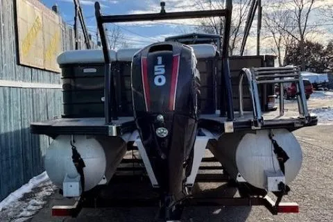 Slide: The Image of 2016 Southbay 523CR Super Sport Tri-Toon with 150 HP engine, docked outdoors. - 5