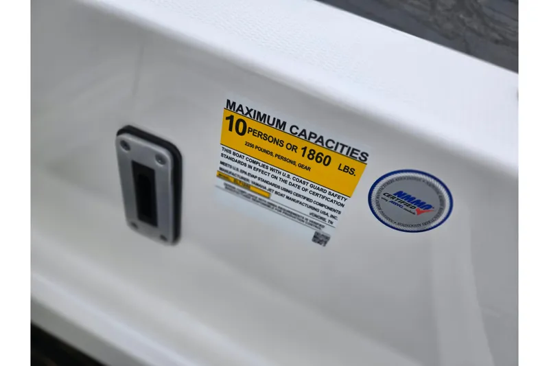 Slide: The Image of 2022 Yamaha Boats 210 FSH Sport capacity label, maximum 10 persons or 1860 lbs. - 28