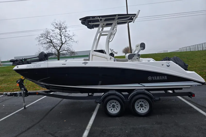 Slide: The Image of 2022 Yamaha Boats 210 FSH Sport on trailer, parked outdoors, side view. - 4