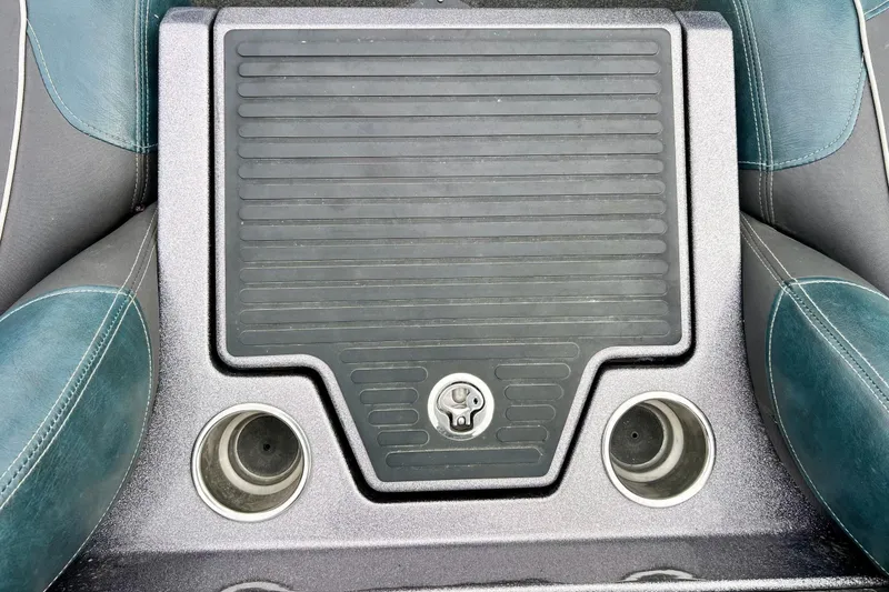 Slide: The Image of 2017 Ranger Z519 boat console with cup holders and storage compartment. - 27