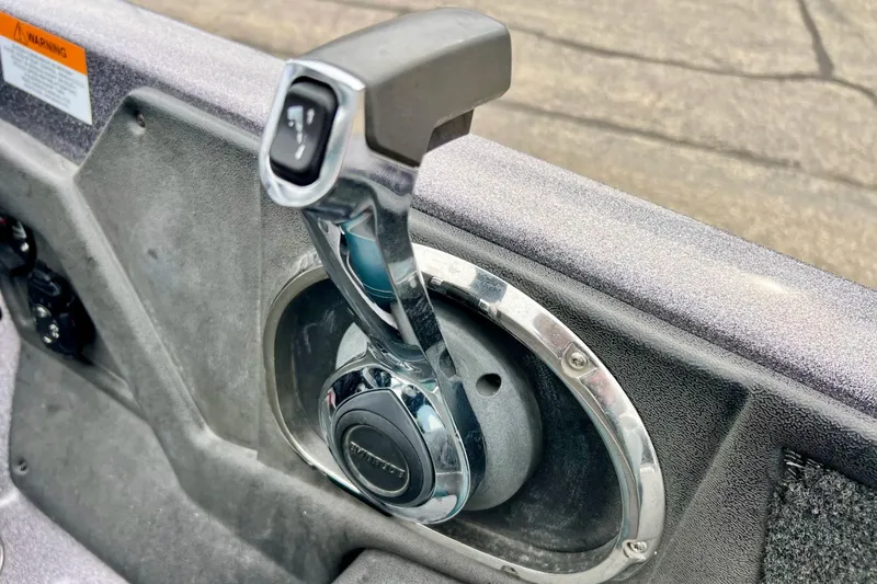 Slide: The Image of 2017 Ranger Z519 boat throttle control lever, close-up view. - 32