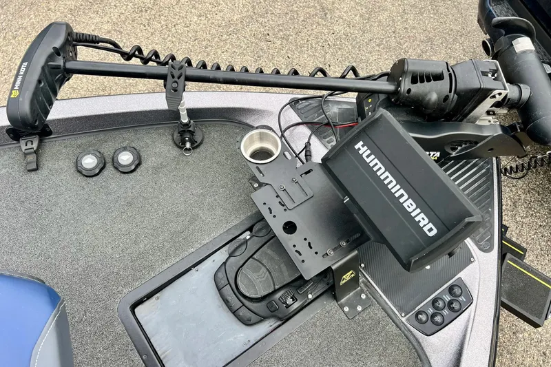 Slide: The Image of 2017 Ranger Z519 boat deck with Humminbird fish finder and Minn Kota trolling motor. - 48