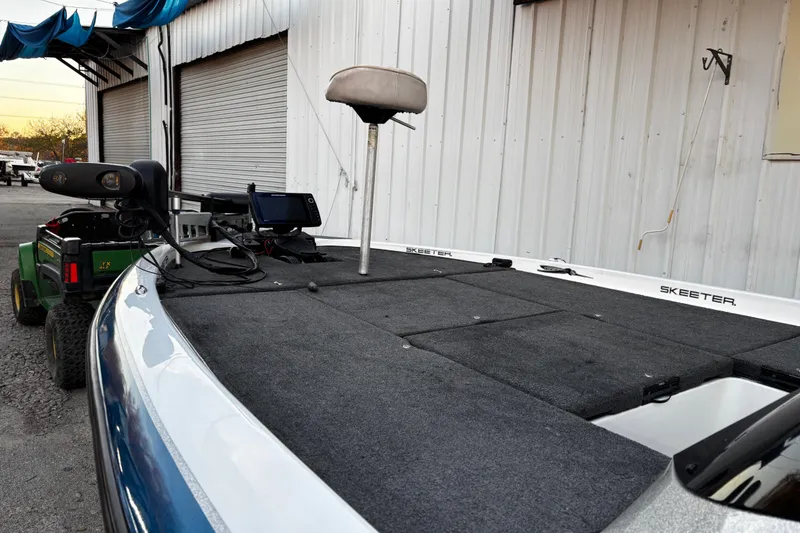 Slide: The Image of Close-up of i-Pilot Link system on 2014 Skeeter ZX20 boat. - 23