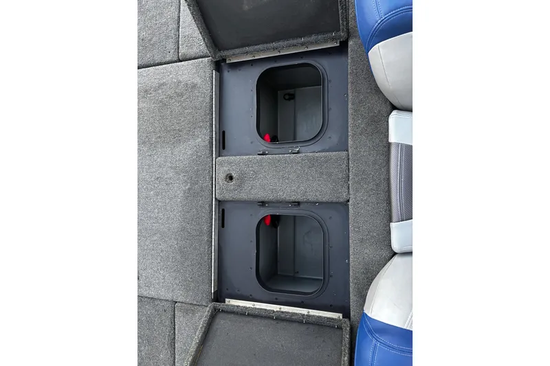 Slide: The Image of Humminbird Helix 9 fishfinder displaying detailed lake map on Skeeter ZX20, 2014 model. - 48