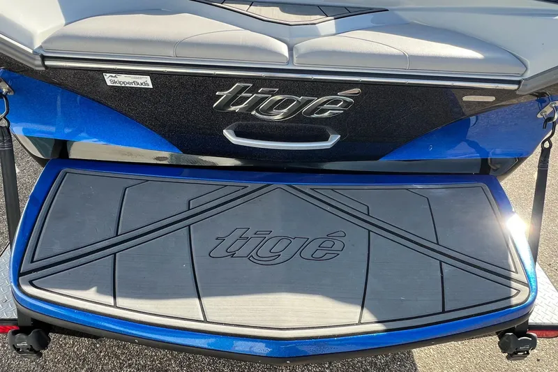 Slide: The Image of 2017 Tigé R21 boat rear view with logo and swim platform. - 16