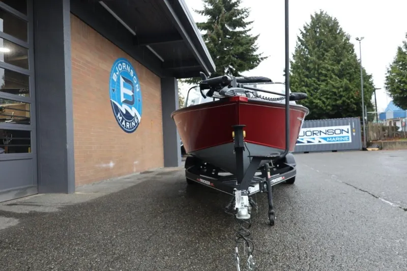 Slide: The Image of 2022 Tracker Targa V-19 Combo Tournament Edition boat at Bjornson Marine dealership. - 12