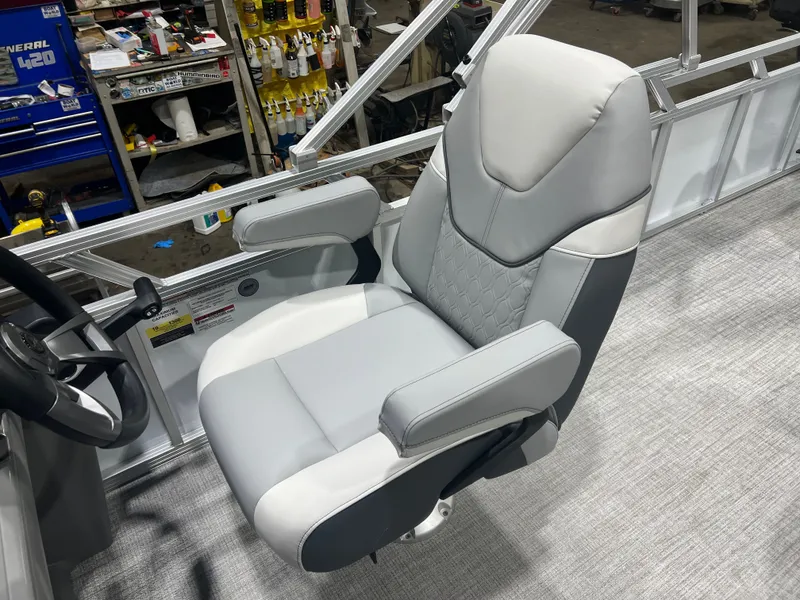 Slide: The Image of Tahoe Sport Rear Fish 2185 & 4-Stroke $32995 2026 - 10