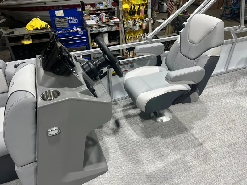 Slide: The Image of Tahoe Sport Rear Fish 2185 & 4-Stroke $32995 2026 - 9