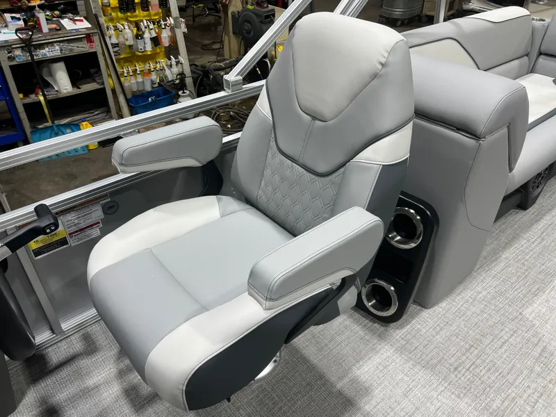 Slide: The Image of Tahoe Sport 2180 Quad Lounge & Honda 4-Stroke EFI 2026 - 10