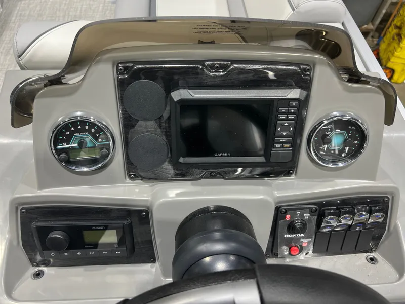 Slide: The Image of Tahoe Sport 2180 Quad Lounge & Honda 4-Stroke EFI 2026 - 12