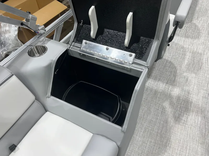 Slide: The Image of Tahoe Sport 2180 Quad Lounge & Honda 4-Stroke EFI 2026 - 17
