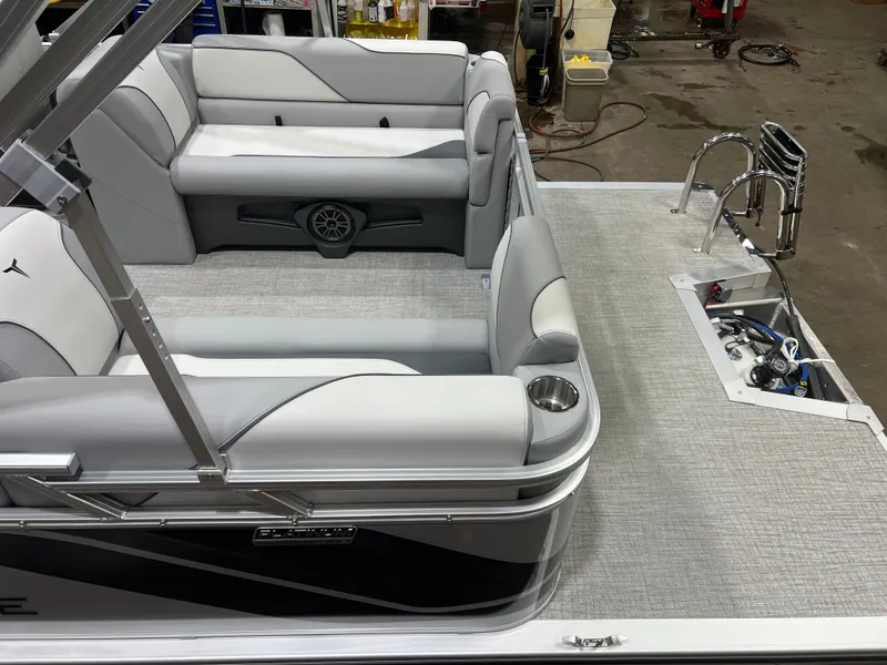 Slide: The Image of Tahoe Sport 2180 Quad Lounge & Honda 4-Stroke EFI 2026 - 4