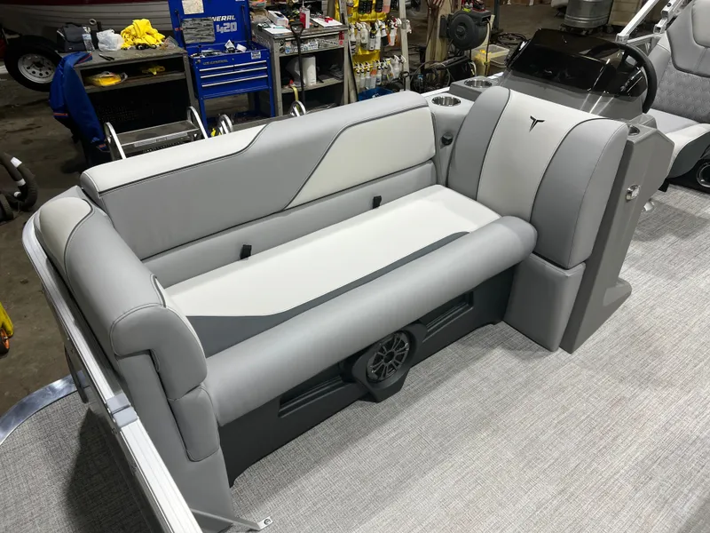 Slide: The Image of Tahoe Sport 2180 Quad Lounge & Honda 4-Stroke EFI 2026 - 6