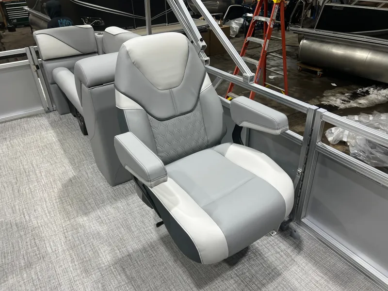 Slide: The Image of Tahoe Sport 2180 Quad Lounge & Honda 4-Stroke EFI 2026 - 8