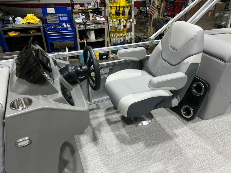 Slide: The Image of Tahoe Sport 2180 Quad Lounge & Honda 4-Stroke EFI 2026 - 9