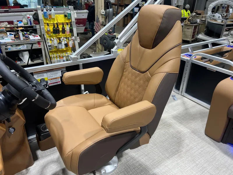 Slide: The Image of Tahoe LTZ 2385 Swingback (VRB) Windshield Tritoon & Honda 4-Stroke EFI 2026 - 11