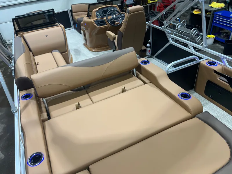 Slide: The Image of Tahoe LTZ 2385 Swingback (VRB) Windshield Tritoon & Honda 4-Stroke EFI 2026 - 24